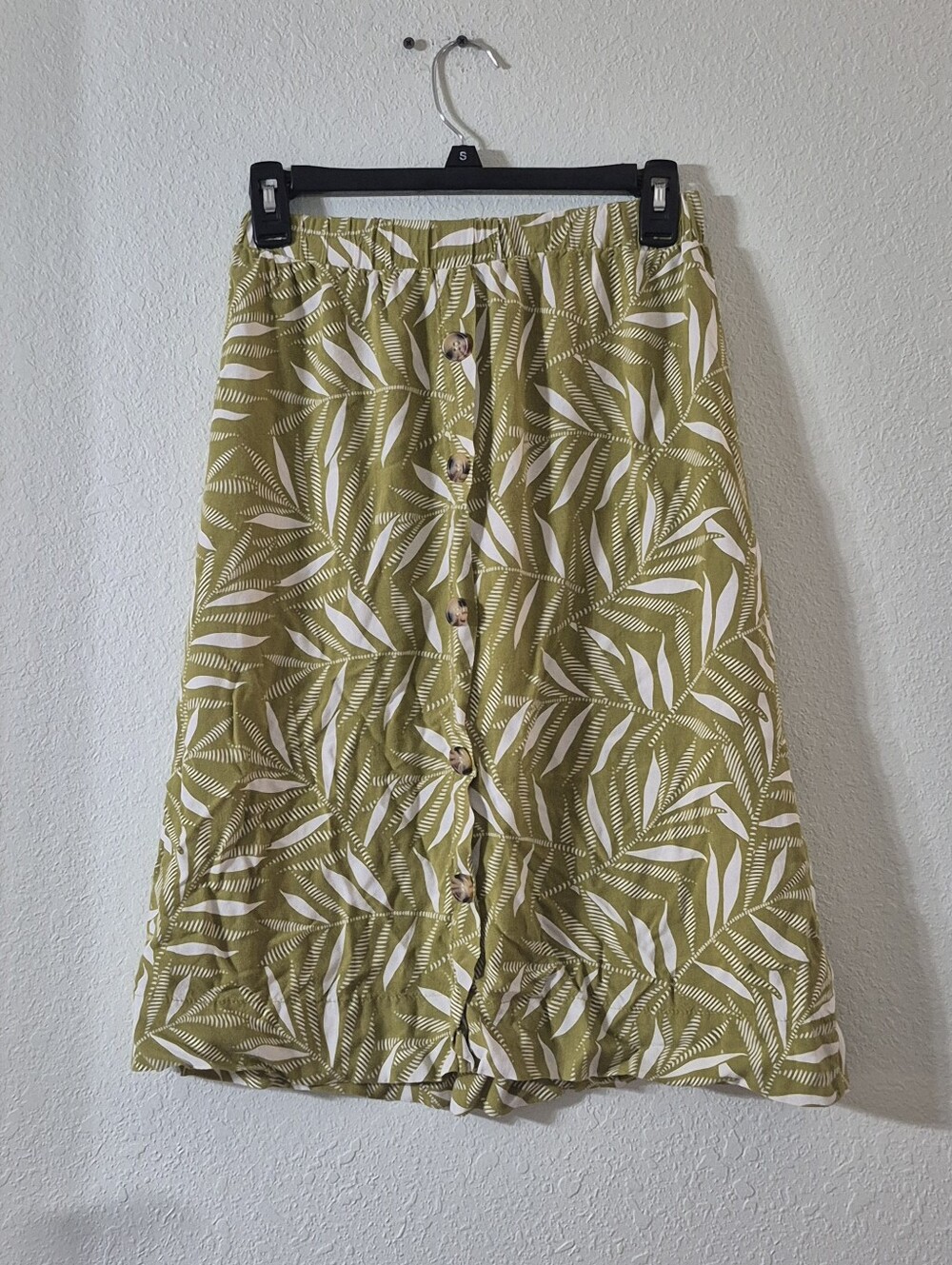 Leaf-Print Button-Front Midi Skirt in Olive Green